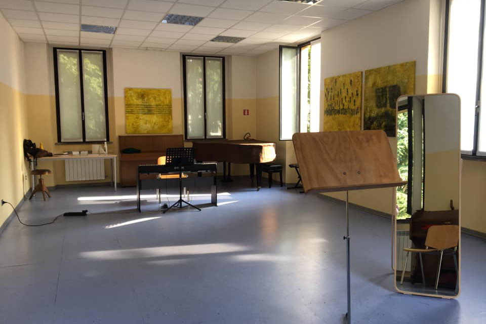 Sala Hideko contiene due pianoforti e un harmonium